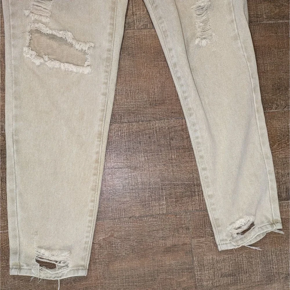 Missguided Riot High Rise Extreme Ripped Mom Jeans Stone Size: 6 - Picture 9 of 12